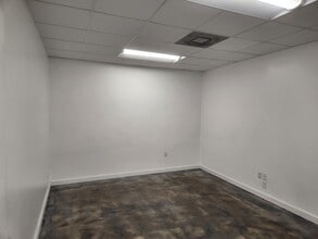 2433 Gulf To Bay Blvd, Clearwater, FL for lease Interior Photo- Image 2 of 4