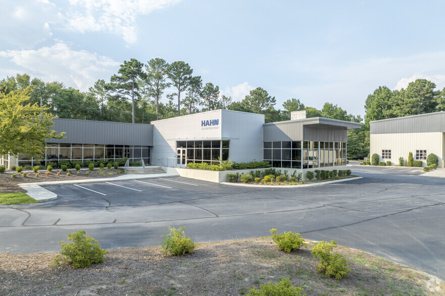 NNN Leased Industrial Flex Complex portfolio of 3 properties for sale on LoopNet.ca - Building Photo - Image 1 of 22