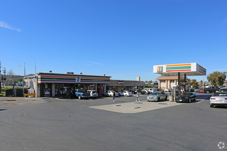 7-Eleven Anchored Center with Gas portfolio of 2 properties for sale on LoopNet.ca - Building Photo - Image 1 of 2