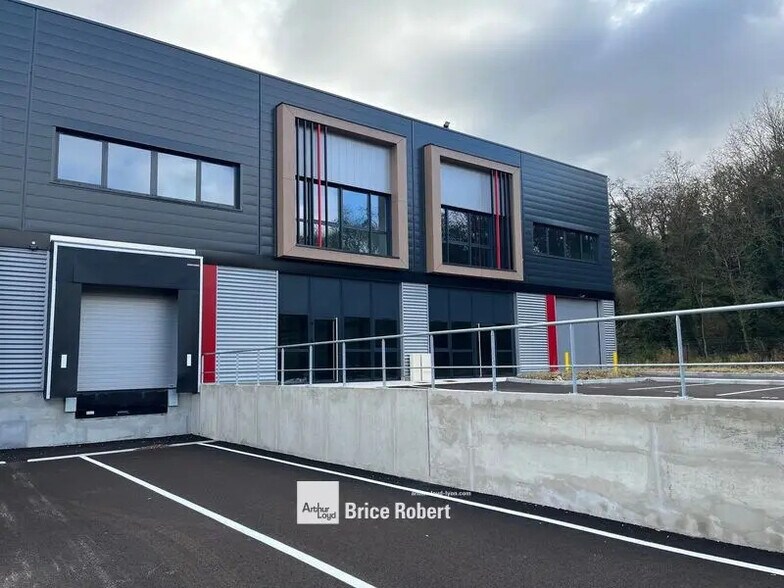 Flex dans Saint-Laurent-de-Mure à louer - Photo du bâtiment - Image 2 de 6