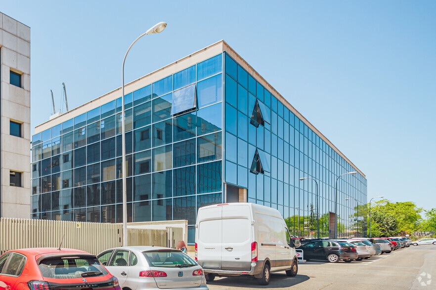 Calle de Manuel Tovar, 49, Madrid, Madrid for lease - Building Photo - Image 1 of 24