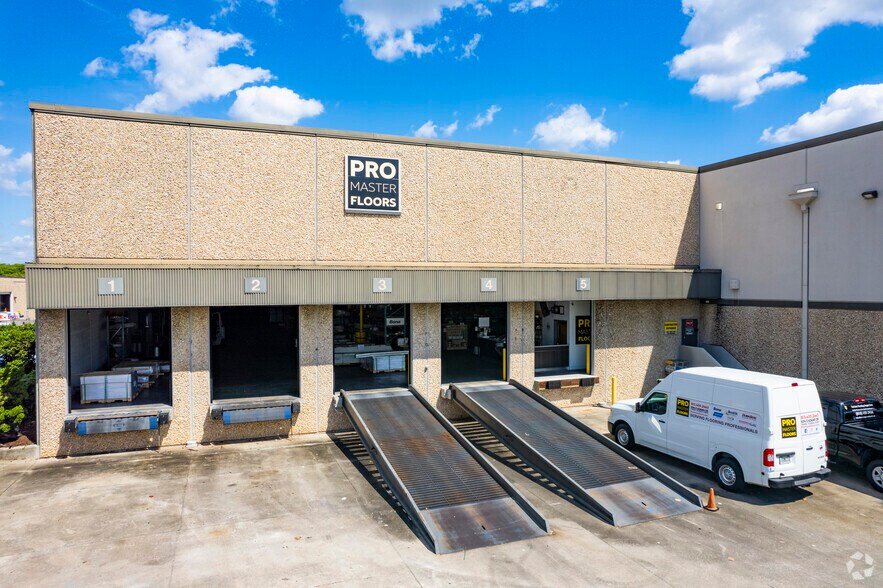 8314-8326 E Adamo Dr, Tampa, FL à louer - Photo du bâtiment - Image 2 de 8