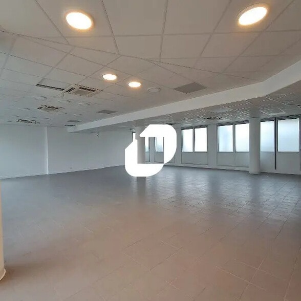 Office in Vélizy-Villacoublay for lease - Interior Photo - Image 2 of 11