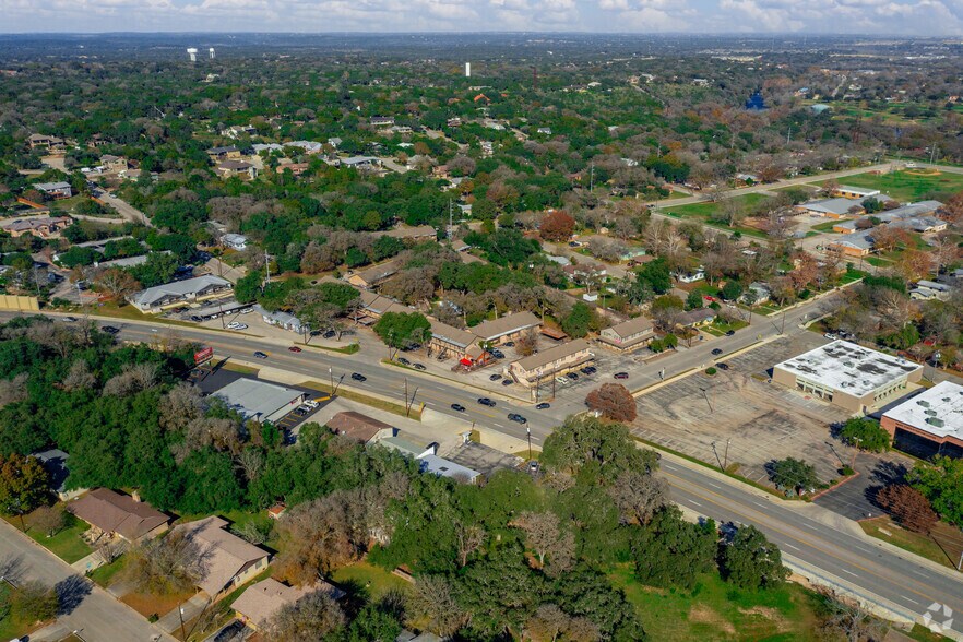 730 Howard St, New Braunfels, TX à vendre - Photo du bâtiment - Image 2 de 34