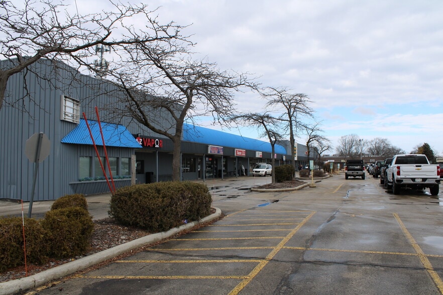 784-824 S Main St, Fond Du Lac, WI à louer - Photo du bâtiment - Image 2 de 9