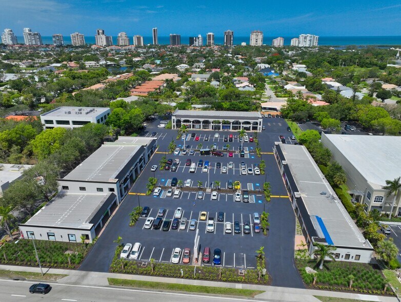 4949 Tamiami Trl, Naples, FL à louer - Photo du bâtiment - Image 2 de 6