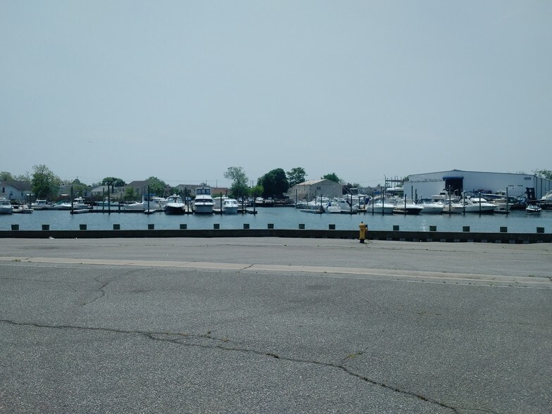 210 Hanse Ave, Freeport, NY à louer - Photo du bâtiment - Image 2 de 15