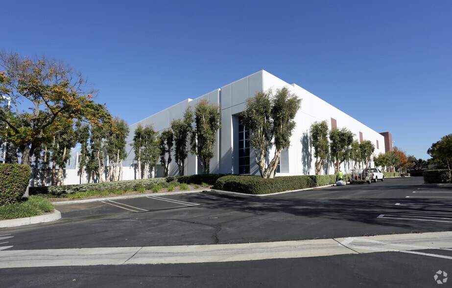 1560 S Baker Ave, Ontario, CA à louer - Photo du bâtiment - Image 2 de 5