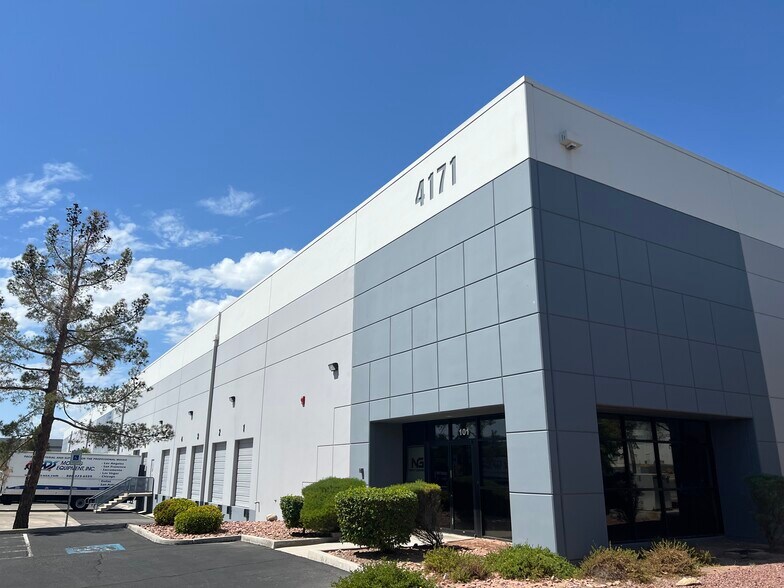 4171 Distribution Cir, North Las Vegas, NV à louer - Photo du bâtiment - Image 2 de 7