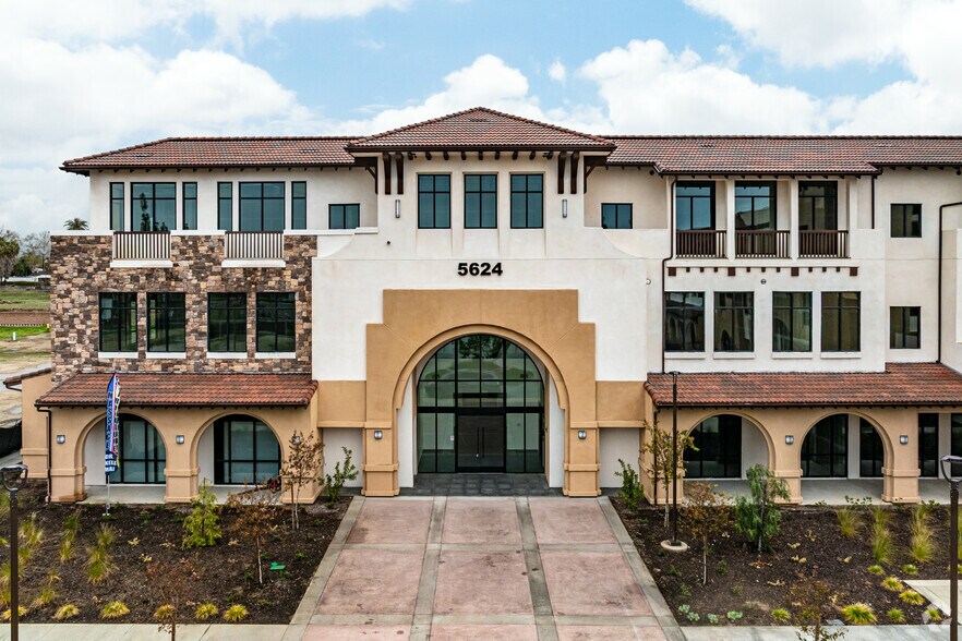 5624 Philadelphia St, Chino, CA à louer - Photo du bâtiment - Image 2 de 22