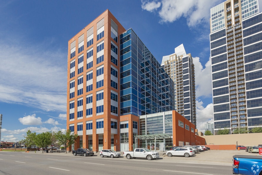 1331 Macleod Trl SE, Calgary, AB à louer - Photo du bâtiment - Image 2 de 11