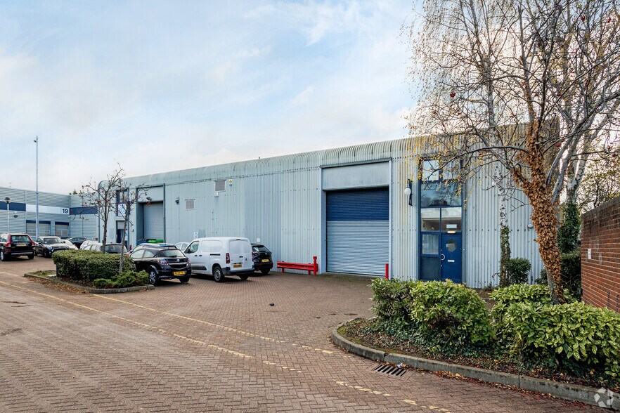 Church Rd, Mitcham à louer - Photo du bâtiment - Image 2 de 3