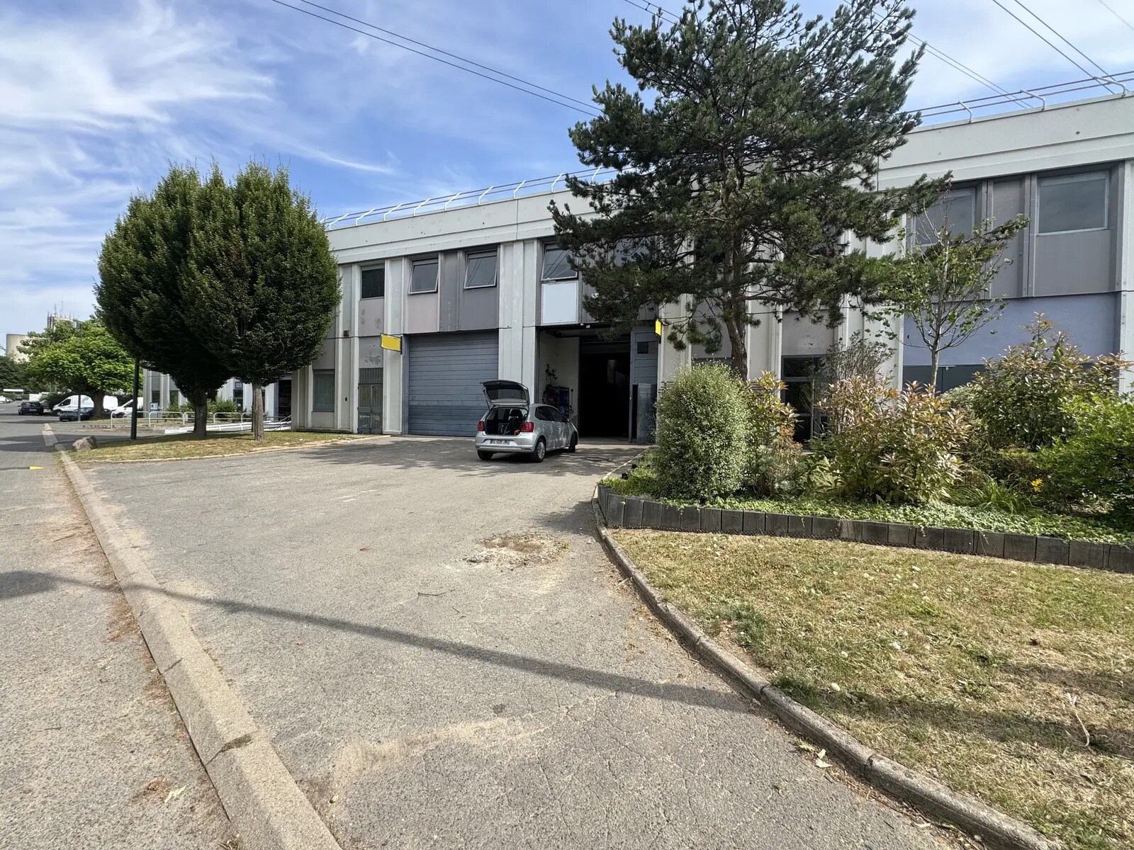 Flex in Osny for sale Building Photo- Image 1 of 19