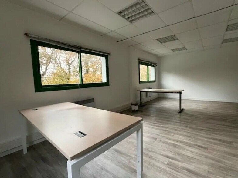 Flex in Crach for lease - Interior Photo - Image 3 of 3
