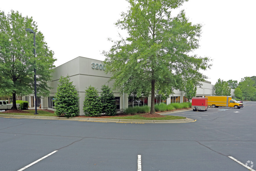 3200 Gateway Centre Blvd, Morrisville, NC for lease - Primary Photo - Image 1 of 8