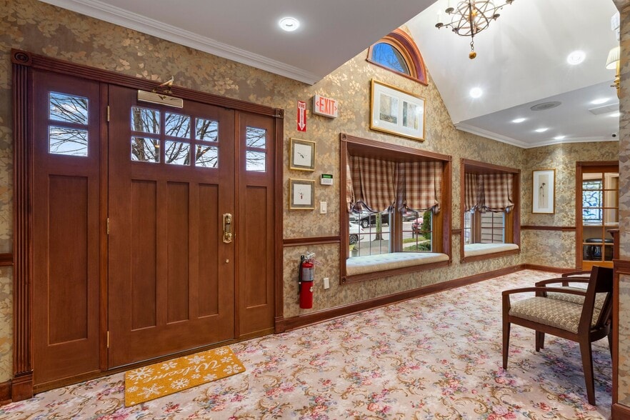 29 Green St, Huntington, NY for sale - Interior Photo - Image 3 of 38