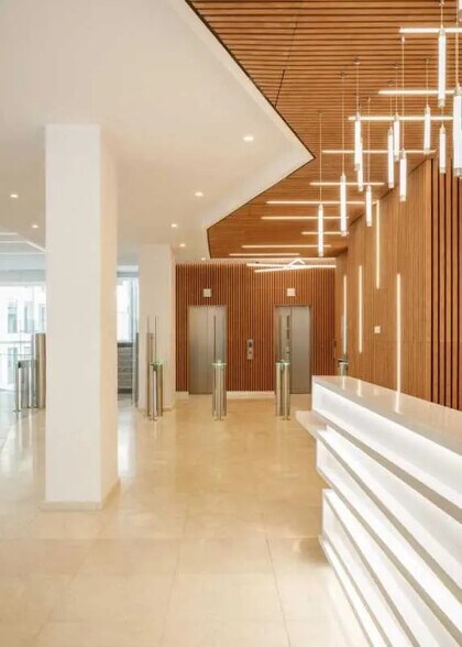 31 Rue Du Colisée, Paris for lease - Building Photo - Image 3 of 34