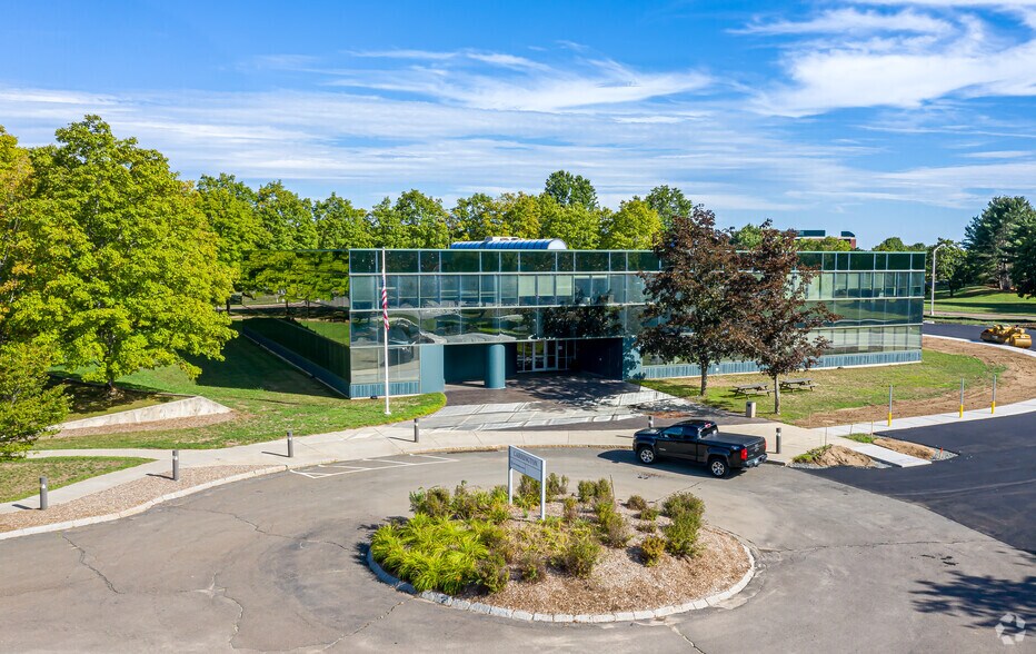 10 Griffin Rd N, Windsor, CT à louer - Photo du bâtiment - Image 2 de 4