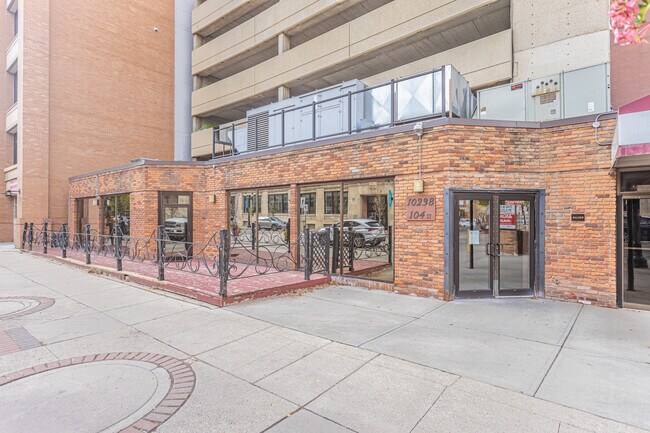 Plus de détails pour 10238 104, Edmonton, AB - Commerce de détail à louer
