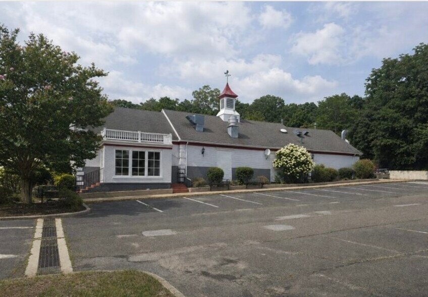 553 Hawkins Ave, Ronkonkoma, NY à vendre - Photo du bâtiment - Image 2 de 7