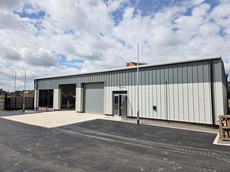 530 Hartshill Rd, Stoke On Trent for lease - Building Photo - Image 2 of 8