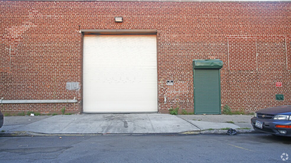 694 Atkins Ave, Brooklyn, NY à louer - Photo du bâtiment - Image 1 de 4