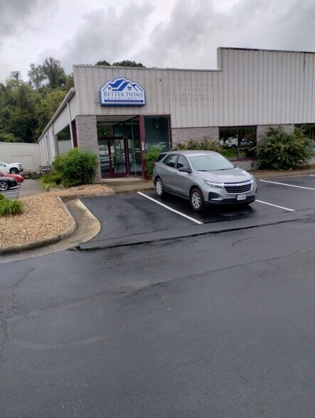 358 Apperson Dr, Salem, VA à louer - Photo du bâtiment - Image 2 de 2