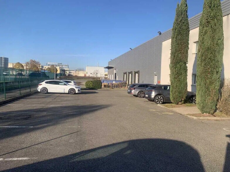 Office in Meyzieu for lease - Building Photo - Image 2 of 6