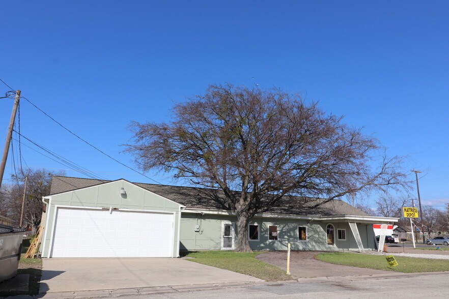 1031 N Grand Ave, Gainesville, TX à vendre - Photo du bâtiment - Image 2 de 12