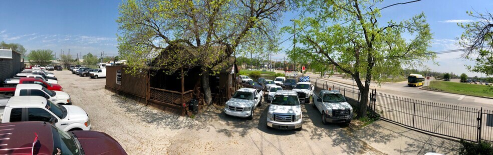 2413 Community Dr, Dallas, TX à louer - Photo du bâtiment - Image 2 de 8