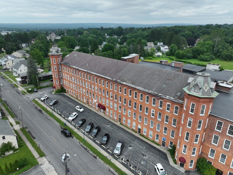 587 Main St, New York Mills, NY for lease - Building Photo - Image 2 of 7