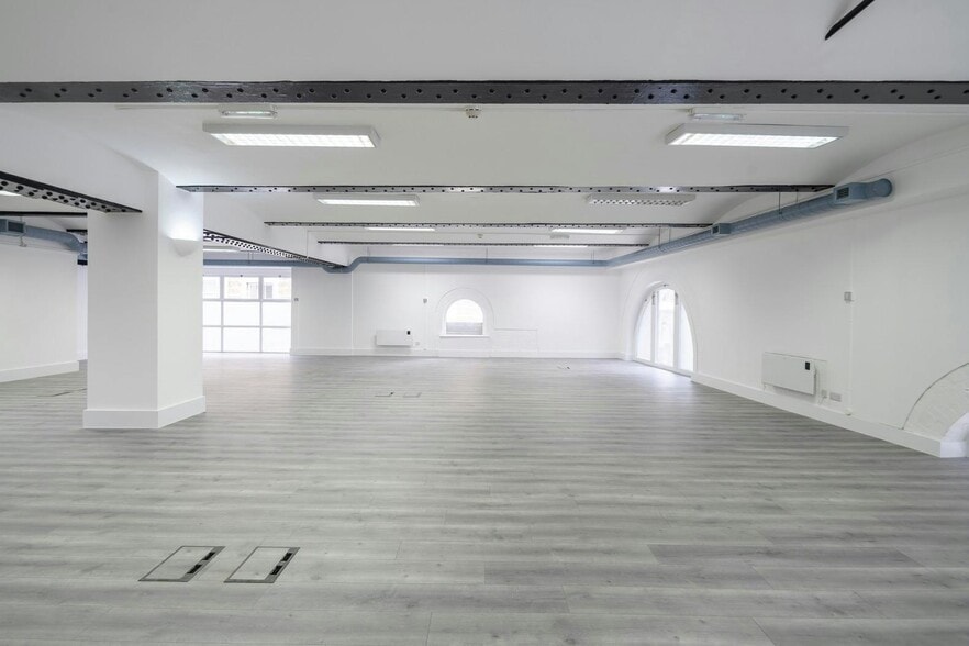 2 Pear Tree Ct, London for lease - Building Photo - Image 3 of 44