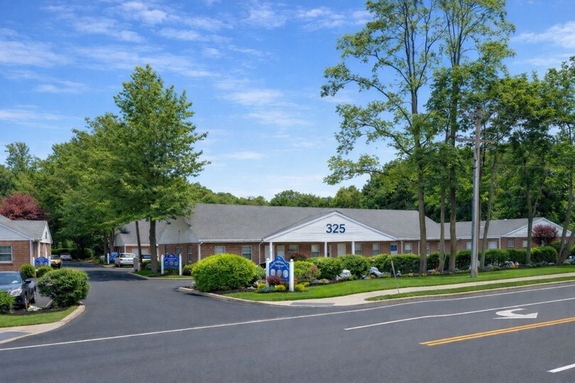 325 E Main St, Smithtown, NY 11787 - Unité 4 -  - Photo intérieure - Image 2 of 4