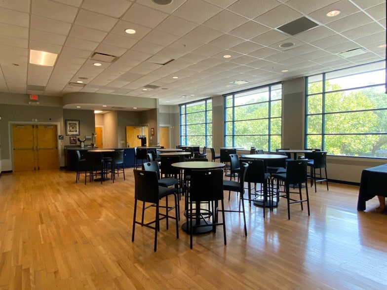 2020 W University Ave, Gainesville, FL for lease - Interior Photo - Image 3 of 5