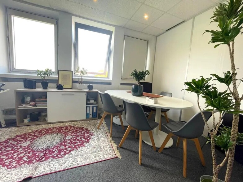 Office in Marly-le-Roi for lease - Interior Photo - Image 2 of 6