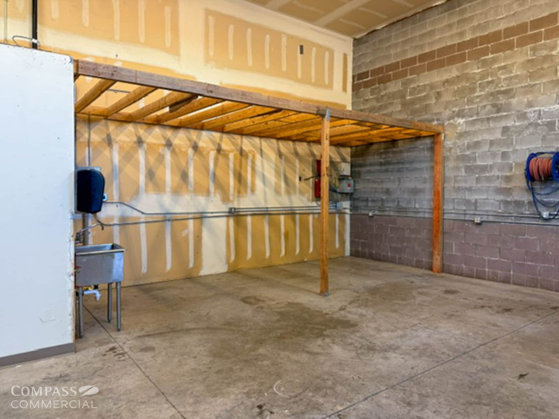 61450 American Ln, Bend, OR for lease Interior Photo- Image 1 of 3