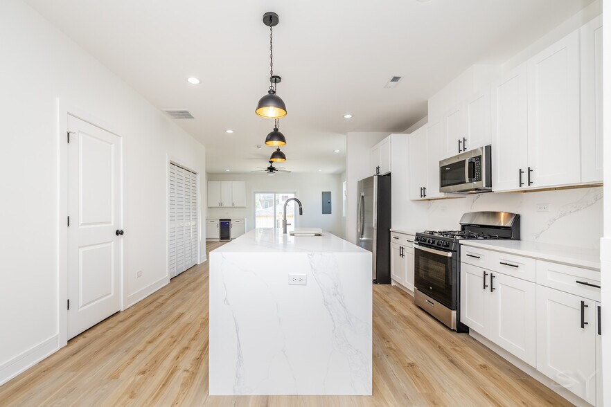 544 Lawndale ave, Chicago, IL à vendre - Photo du bâtiment - Image 3 de 34