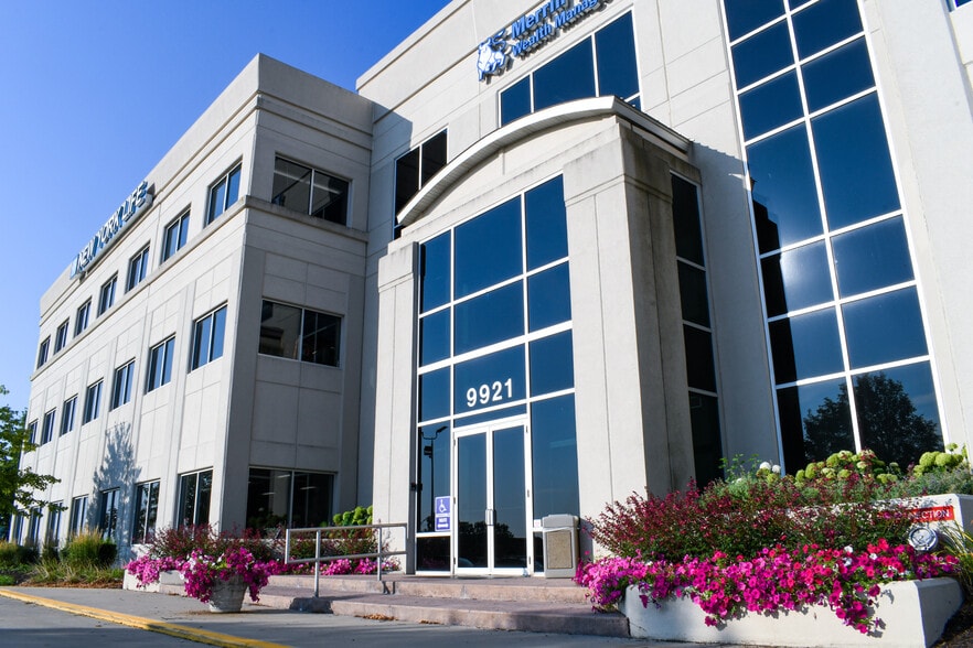 9921 Dupont Circle Dr, Fort Wayne, IN for lease - Building Photo - Image 2 of 6