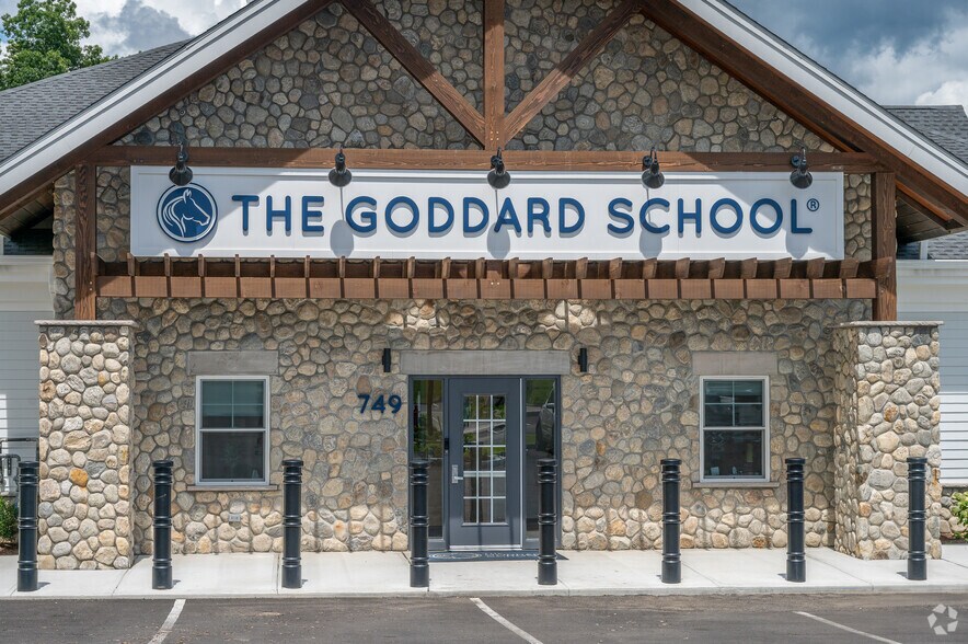 801 Bridgeport Ave, Shelton, CT à vendre - Photo du bâtiment - Image 3 de 3