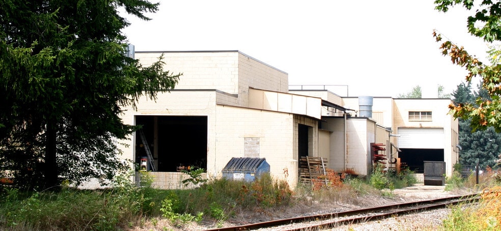 1040 9th Ave, Grafton, WI à vendre - Photo du bâtiment - Image 2 de 4