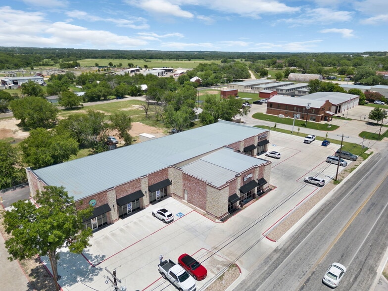 1009 E 4th St, Lampasas, TX for lease - Building Photo - Image 3 of 23