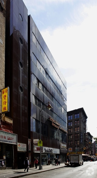 16-18 E Broadway, New York, NY for lease - Building Photo - Image 2 of 9
