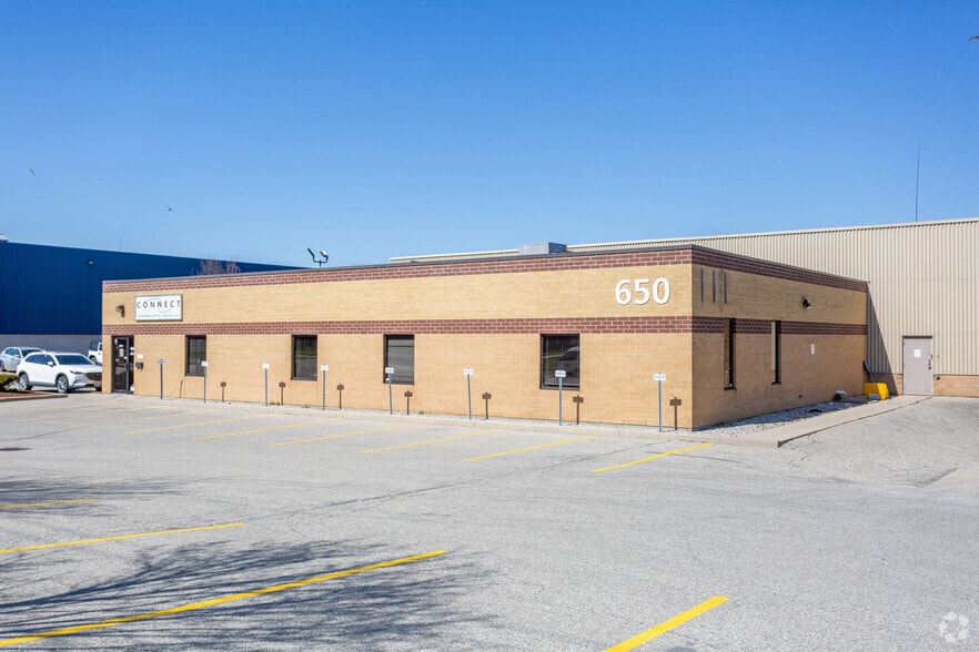50 Northland Rd, Waterloo, ON à louer - Photo du bâtiment - Image 2 de 8