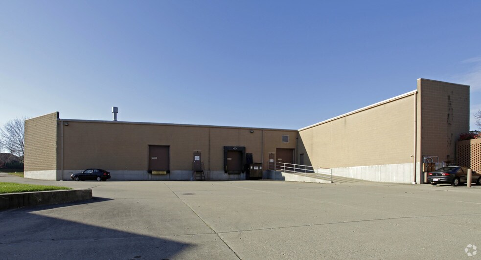 11820 Kemper Springs Dr, Forest Park, OH à louer - Photo du bâtiment - Image 2 de 5