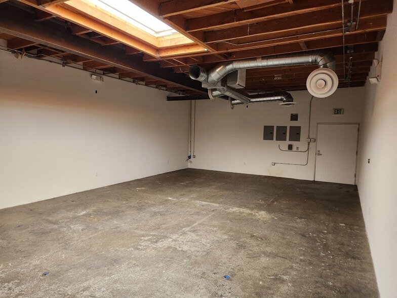 2234 Barry Ave, Los Angeles, CA for lease - Building Photo - Image 3 of 11