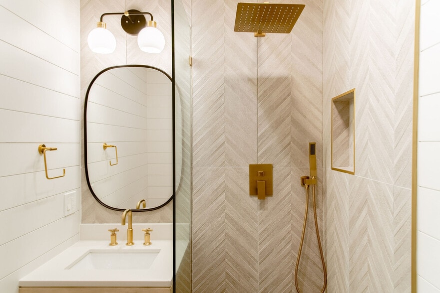 306 Loch Leven Rd, Lake Arrowhead, CA for sale - Interior Photo - Image 2 of 100