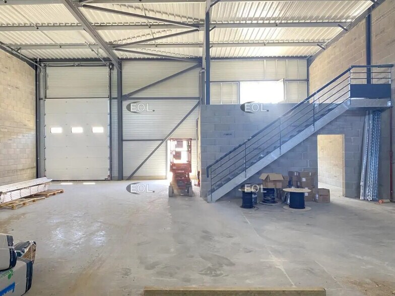 Flex in Chassieu for lease - Interior Photo - Image 2 of 5