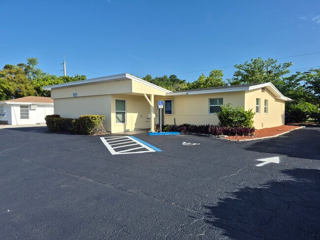 Plus de détails pour 1625 Colonial Blvd, Fort Myers, FL - Bureau à vendre
