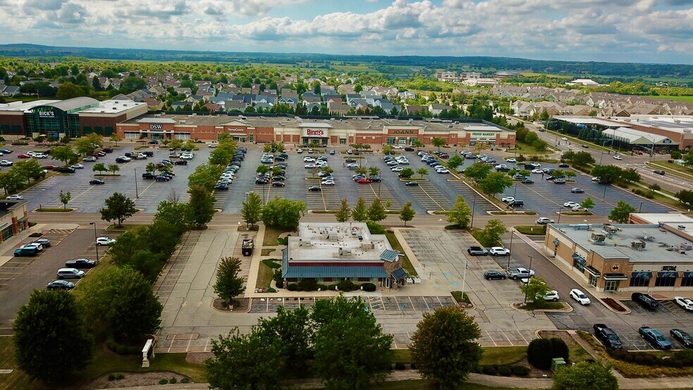 902 Commons Dr, Geneva, IL à vendre - Photo du bâtiment - Image 2 de 6