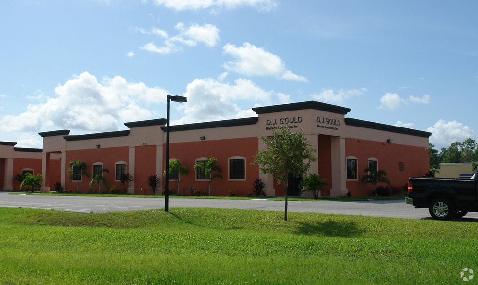 6391 Corporate Park Cir, Fort Myers, FL for lease - Building Photo - Image 2 of 29